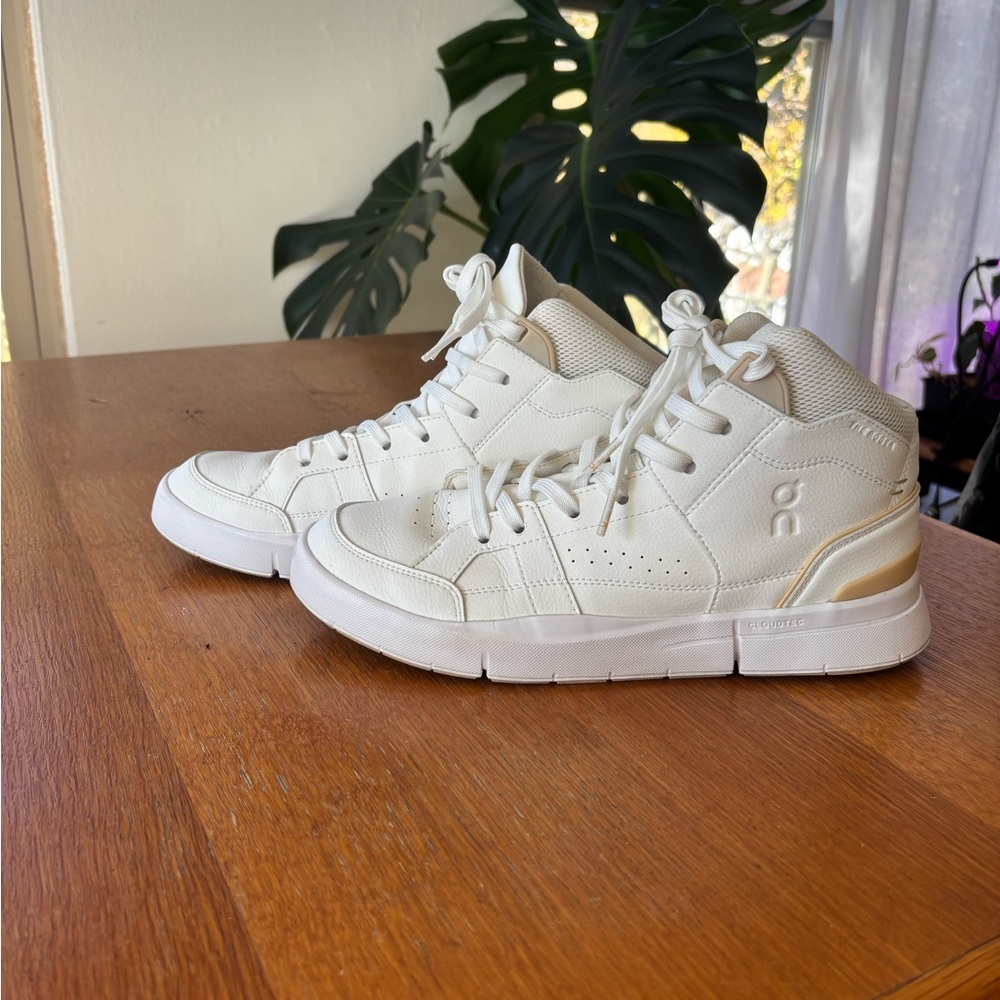 Womens On Cloud Running The Roger Clubhouse Mid Size 9 Worn once Great condition